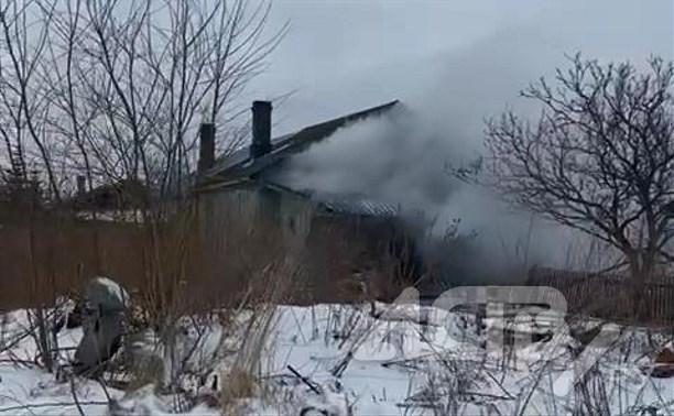Пожар в двухквартирном доме потушили утром 17 апреля в Песчанском