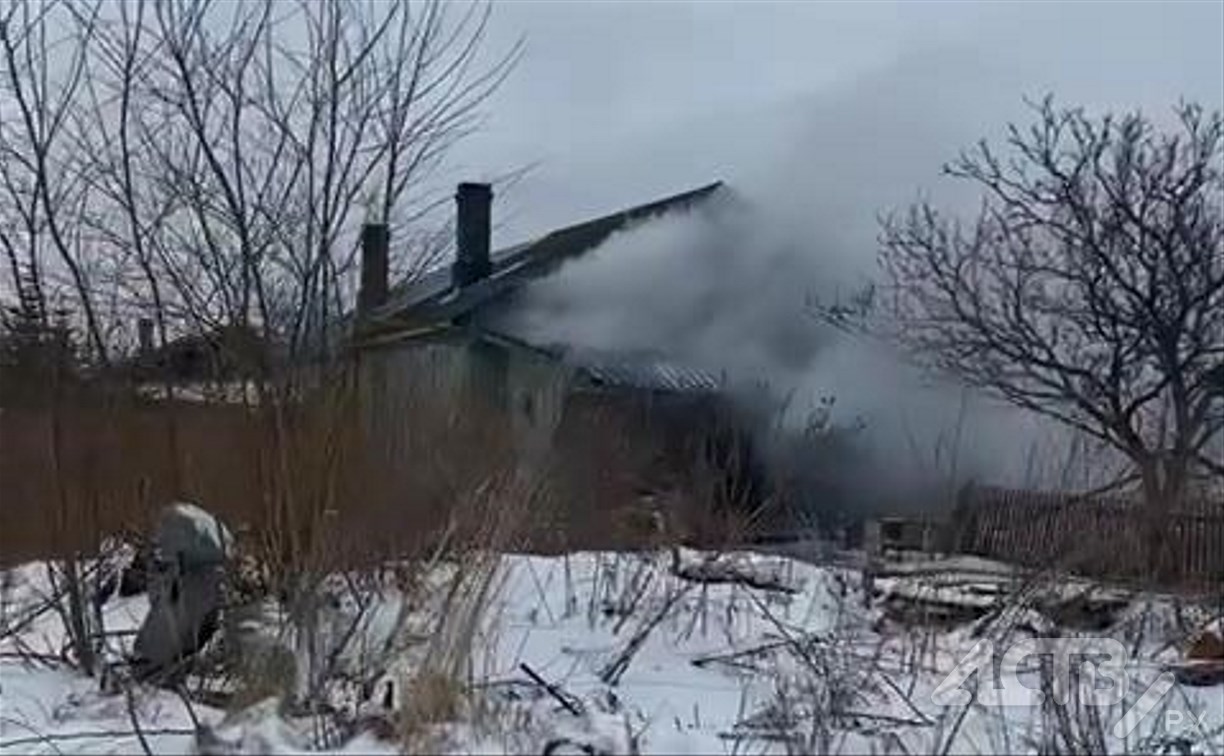 Пожар в двухквартирном доме потушили утром 17 апреля в Песчанском