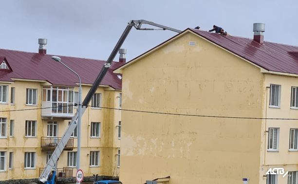 В Новом Дальнем ветром повредило крышу на двух домах