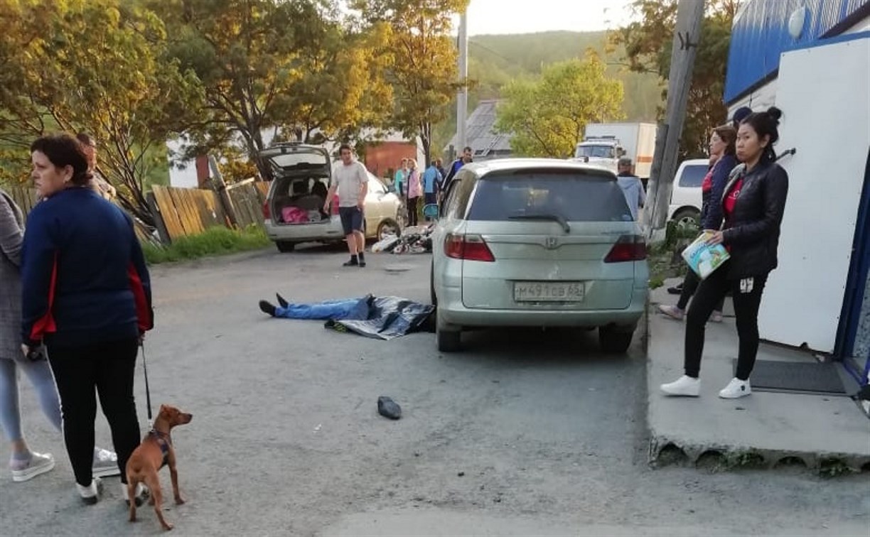 От удара о припаркованные автомобили в Правде погиб мотоциклист