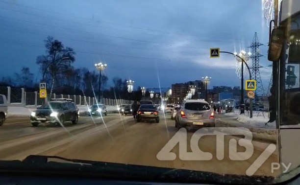 "Дистанцию надо соблюдать": появились кадры ДТП на улице Горького в Южно-Сахалинске
