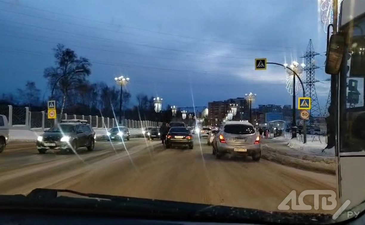 "Дистанцию надо соблюдать": появились кадры ДТП на улице Горького в Южно-Сахалинске