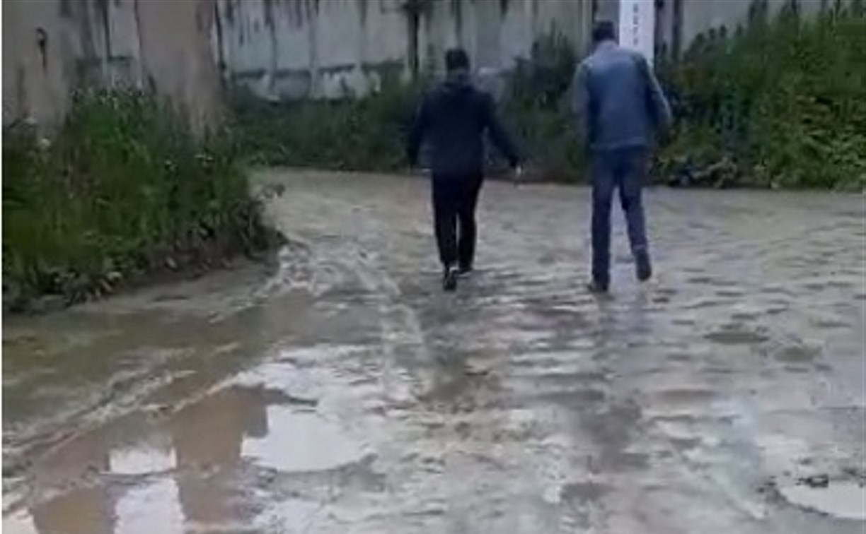 Двор на улице Украинской в Южно-Сахалинске превратился в грязное месиво
