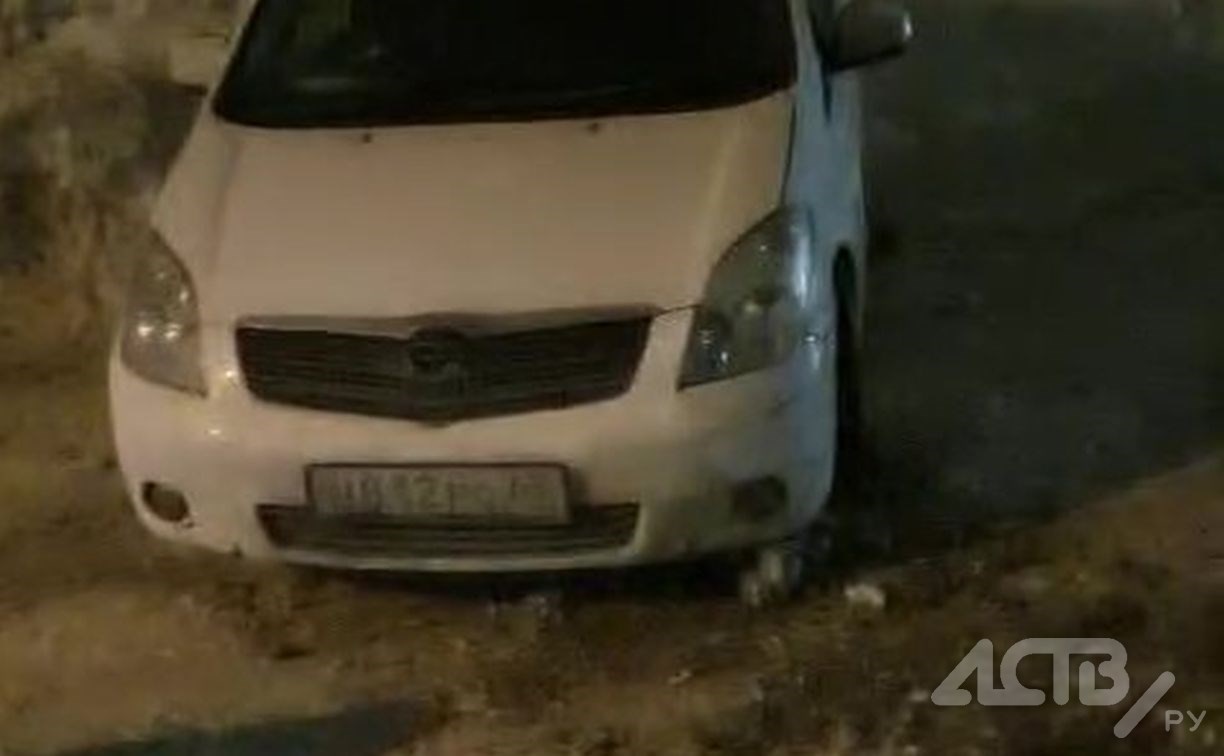 "Что-то подозрительное": автомобиль бросили поперёк дороги в Южно-Сахалинске "Что-то подозрительное": автомобиль бросили поперёк дороги в Южно-Сахалинске