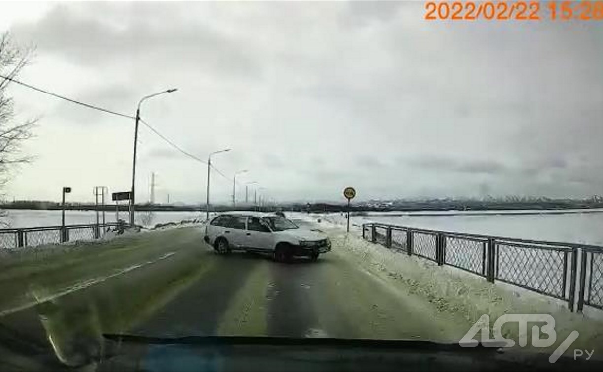 Автомобиль вылетел наперерез встречной машине в Южно-Сахалинске