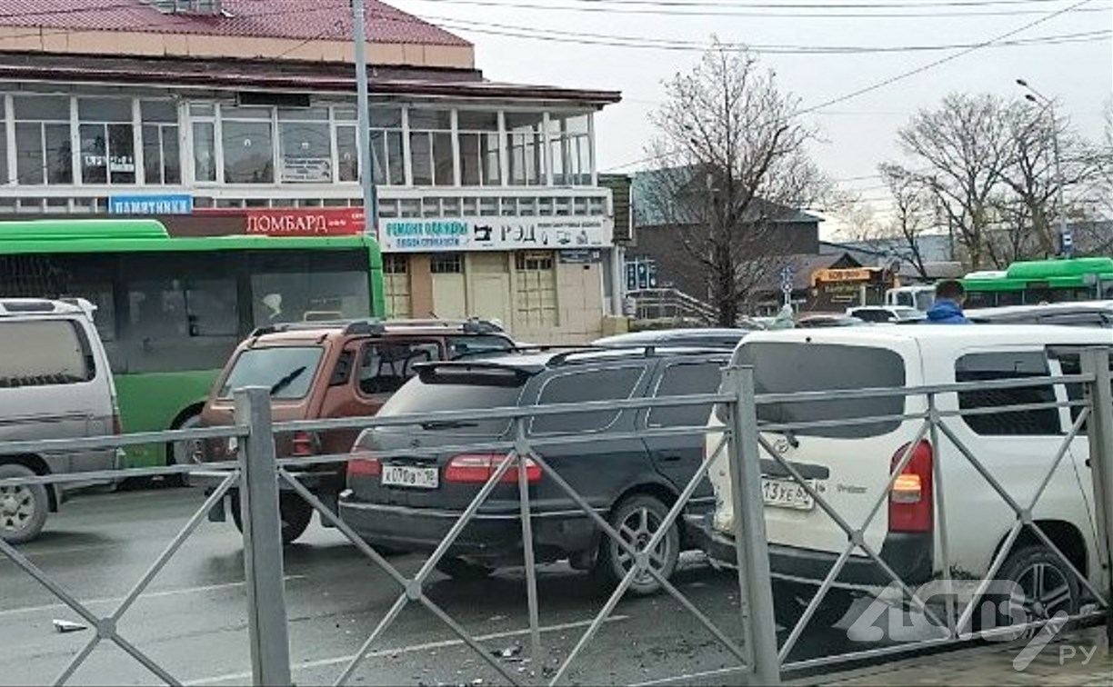 "Задницы побили": ДТП случилось на перекрёстке в Южно-Сахалинске