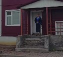 "Стальные нервы": мужчина в халате шокировал своим поведением во время землетрясения на Курилах