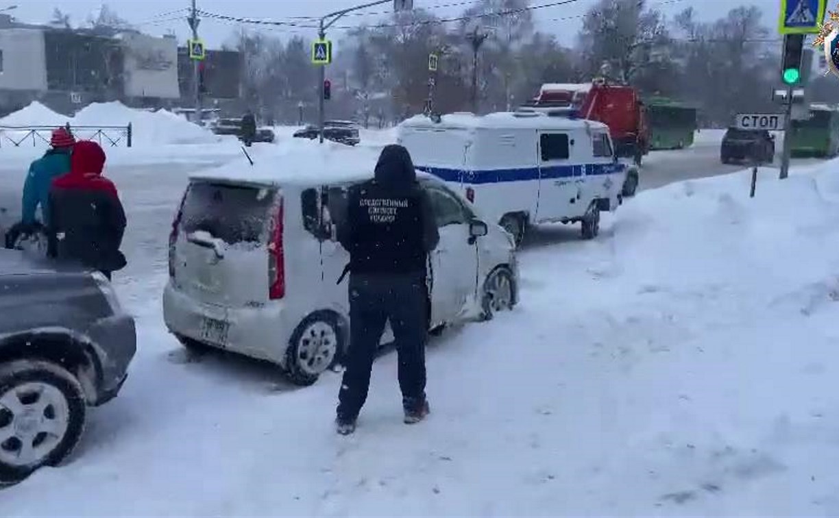 Мёртвого мужчину нашли в машине в районе "Дома торговли" в Южно-Сахалинске