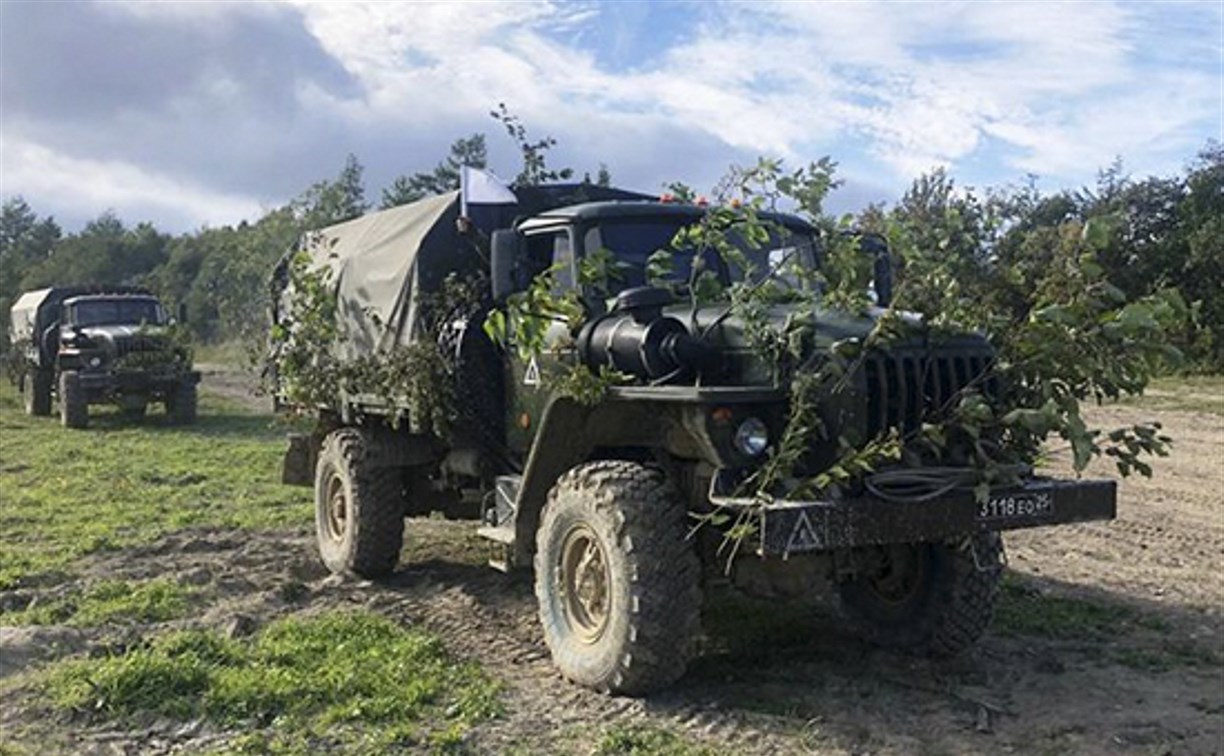 Вытаскивать застрявшие "Уралы" тренировались военные водители на Сахалине