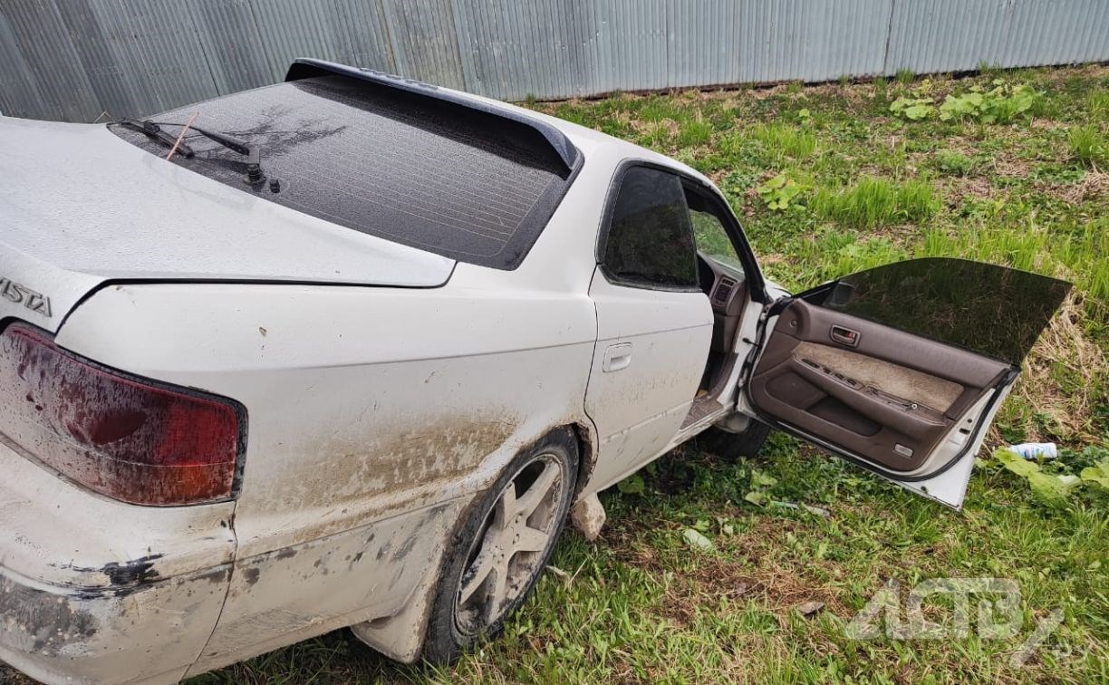 Автомобиль едва не врезался в бетонную остановку в Южно-Сахалинске - водителя спас знак