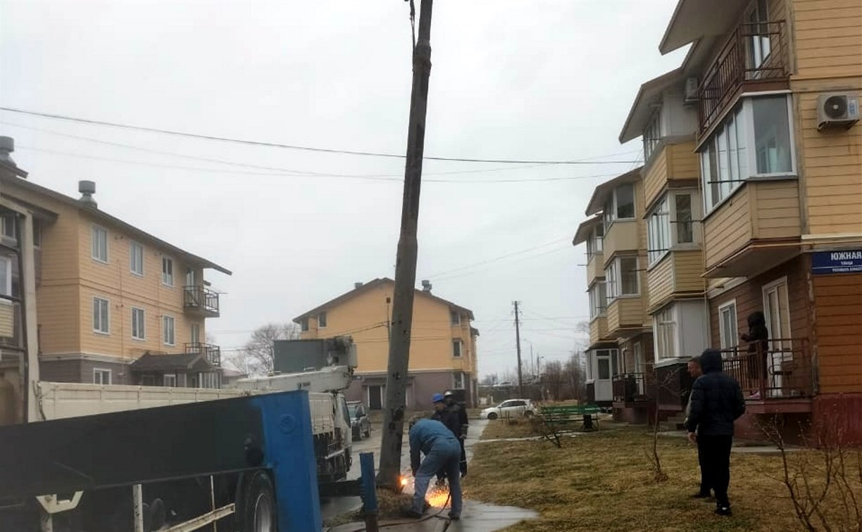 Жители Южно-Сахалинска сообщили о падающем столбе, который "выпучило" из грунта