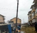 Жители Южно-Сахалинска сообщили о падающем столбе, который "выпучило" из грунта