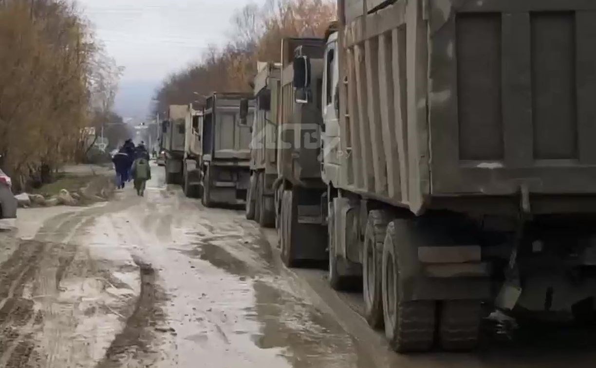 В Южно-Сахалинске ввели круглосуточный контроль за выносом грязи на Украинской