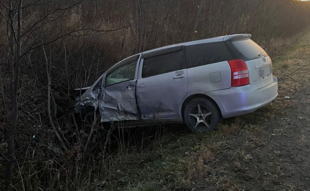 Автомобиль UAZ Profi вылетел на встречку в Макаровском районе и врезался в универсал Автомобиль UAZ Profi вылетел на встречку в Макаровском районе и врезался в универсал