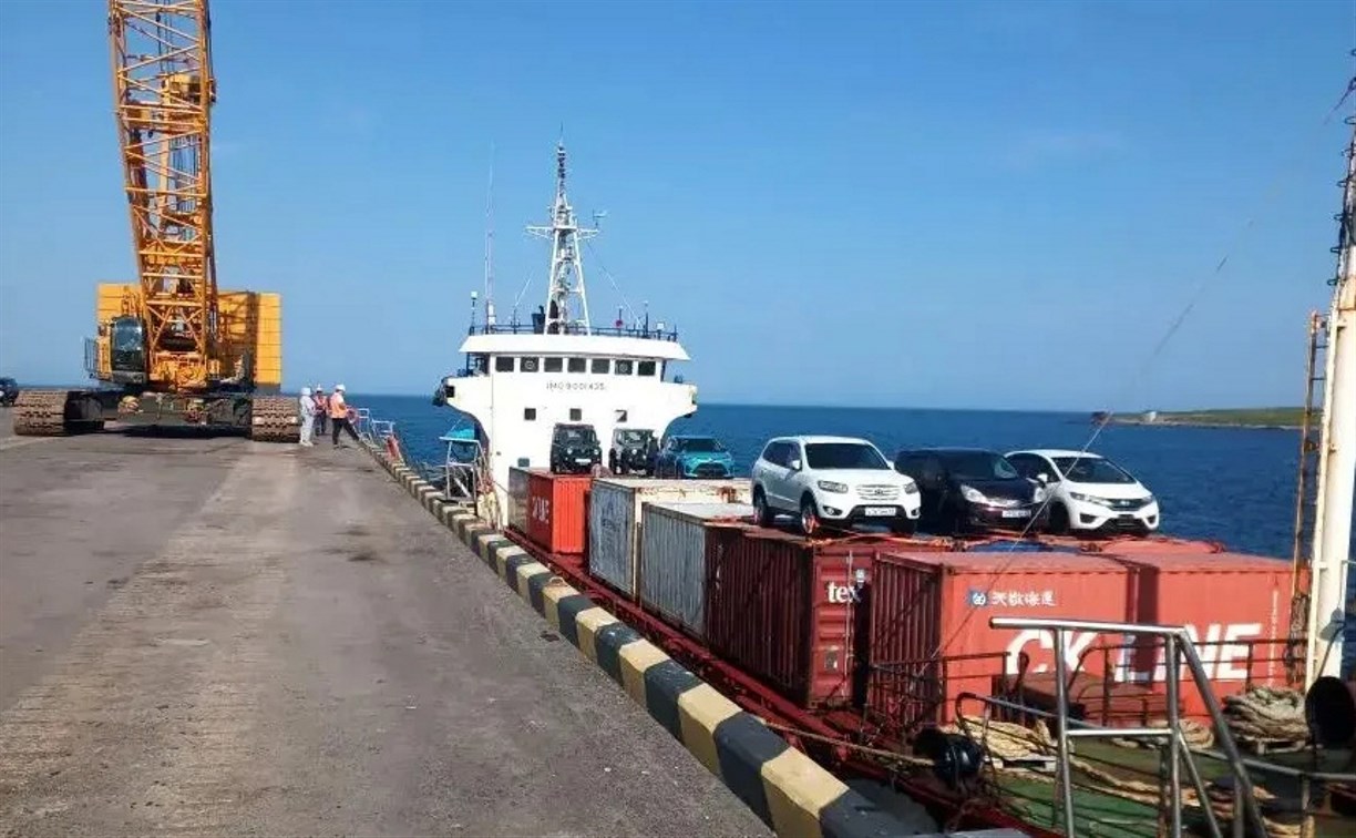 Морские суда сахалинской компании впервые начали грузовые перевозки из Владивостока на Курилы