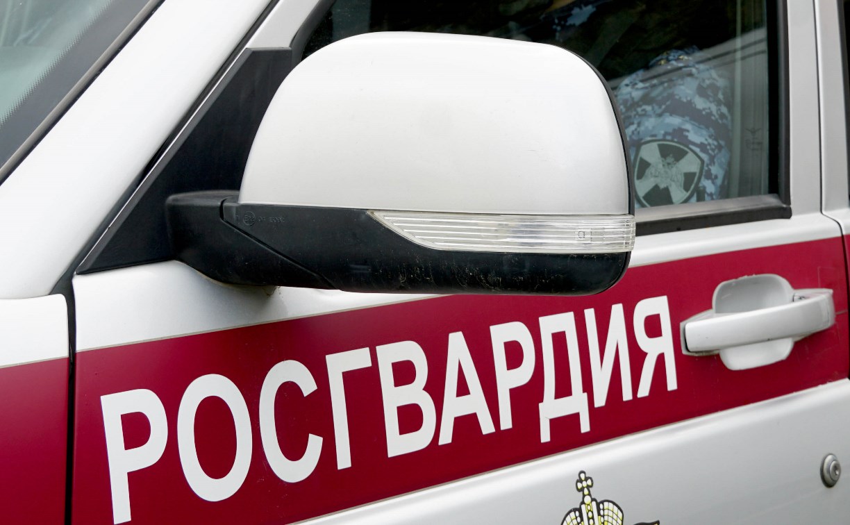 Агрессивный мужчина кидался на посетителей ТЦ в Южно-Сахалинске