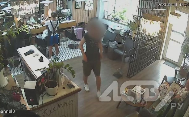 Очевидец: мужчина разделся при посетителях парикмахерской на Сахалине