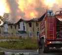 Опубликовано видео пожара в Долинском районе - огонь полностью уничтожил крышу двухэтажки
