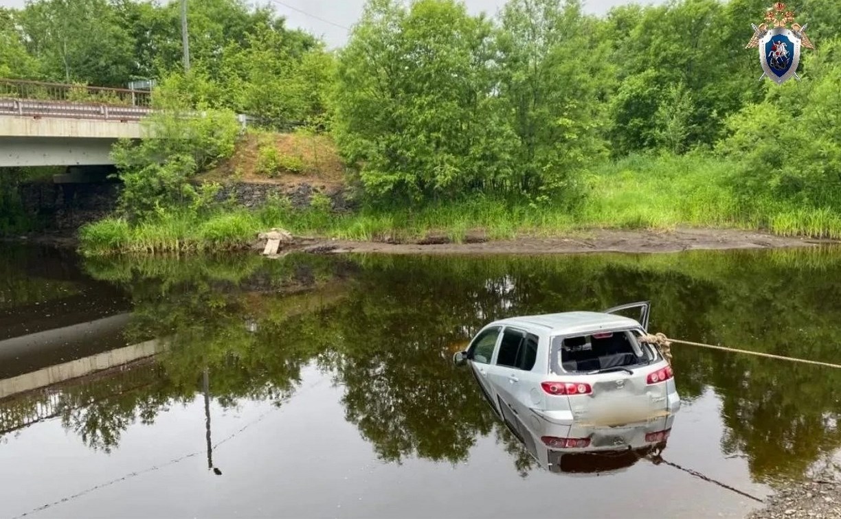 Трагедия на реке: в Тымовском районе из воды достали автомобиль с погибшим мужчиной