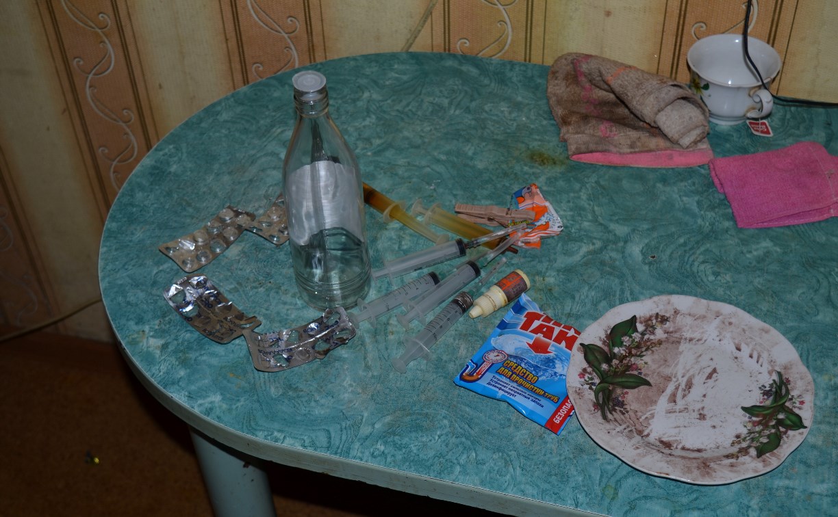 Сахалинские полицейские прикрыли наркопритон в Холмском районе