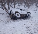Внедорожник в Южно-Сахалинске столкнулся с авто и съехал в кювет из-за гололеда