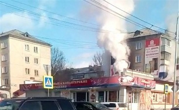 Квартира горит в центре Южно-Сахалинска