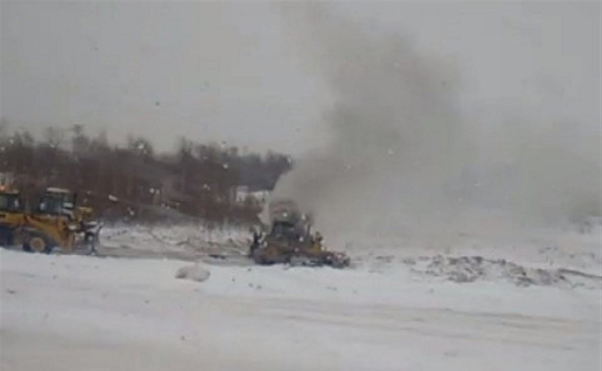На снежном полигоне в Южно-Сахалинске загорелся бульдозер