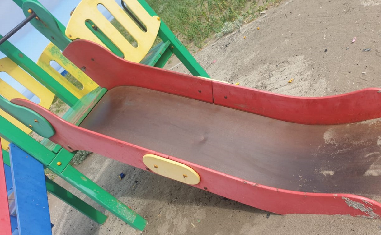 "Портятся вещи, нечего делать": детские площадки в Яблочном превратились в груду ржавого железа