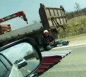 На окраине Южно-Сахалинска водитель кран-балки травмирован перевозимым грузом