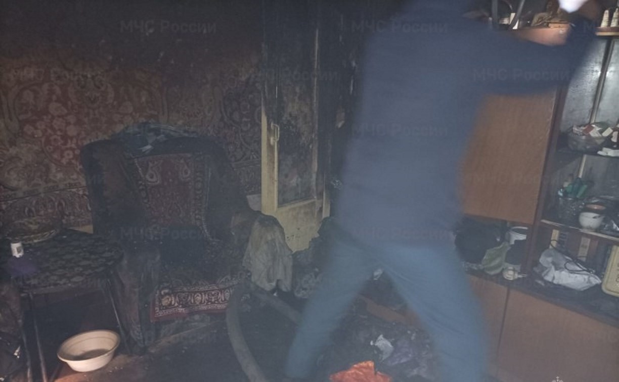Пожар в пятиэтажке в Корсакове начался с небольшой кладовой