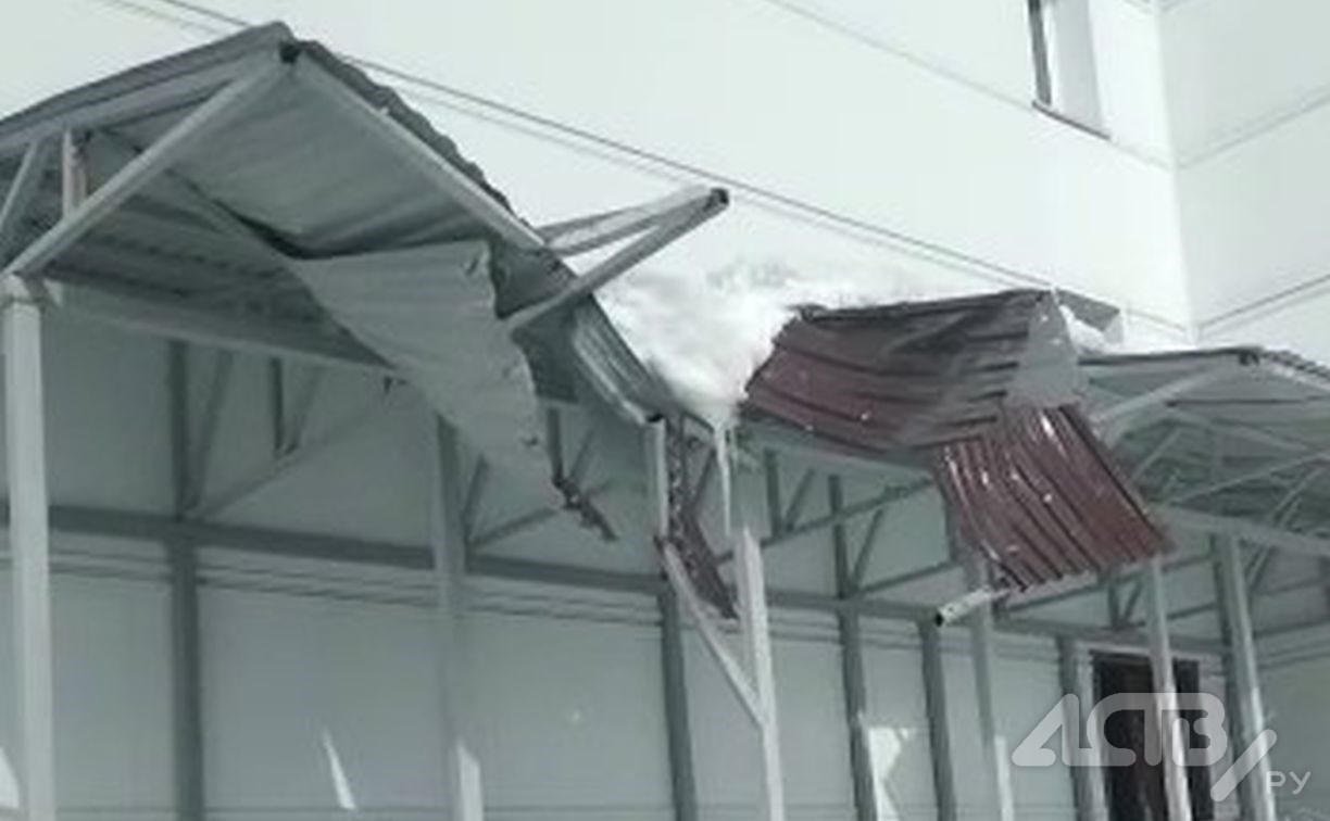 Снежная наледь рухнула с крыши пятиэтажки и разрушила козырёк в Тымовском