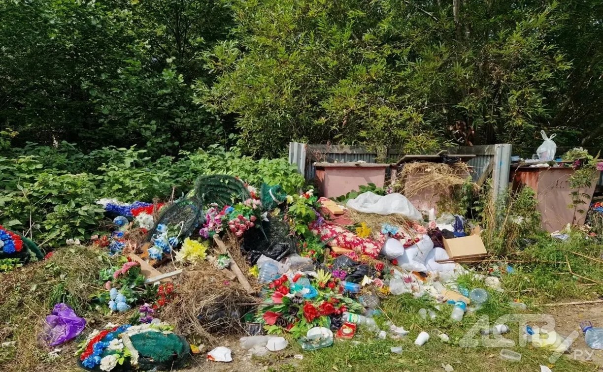 Сахалинка пожаловалась на посетителей кладбища, которые "устраивают свинство" рядом с могилами