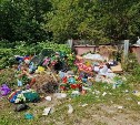 Сахалинка пожаловалась на посетителей кладбища, которые "устраивают свинство" рядом с могилами
