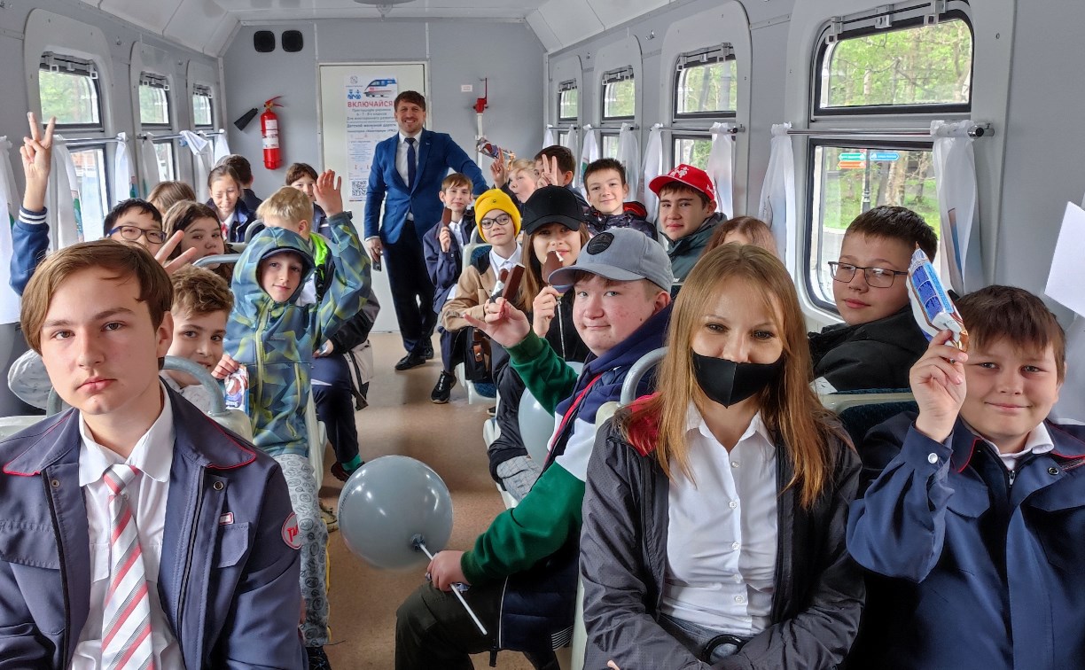 Юные железнодорожники приступили к работе в парке Южно-Сахалинска