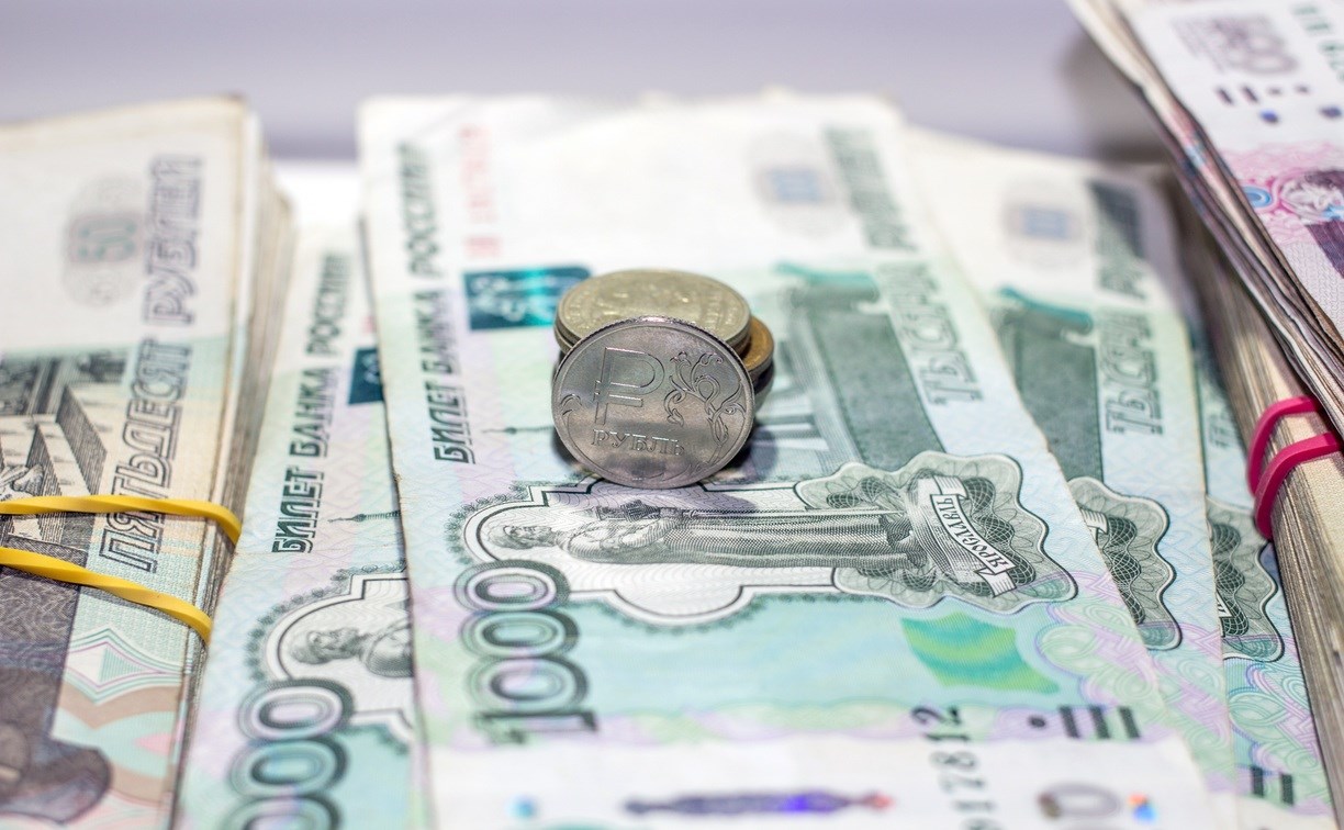 Больше 150 тысяч рублей потерял житель Охи, пока спал 