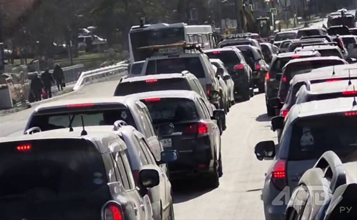 Снова "тройка": еще один автобус заметили на встречной полосе в Южно-Сахалинске