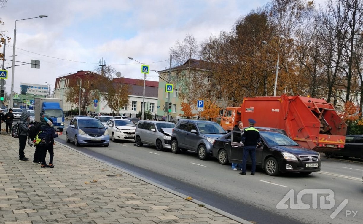 В Южно-Сахалинске в "паровоз" встали 4 столкнувшиеся друг за другом машины 