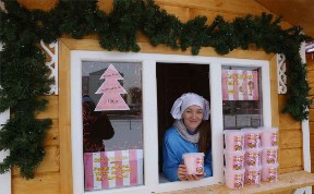 Новогодний базар заработал на площади Ленина в Южно-Сахалинске 