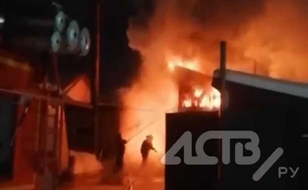На Сахалине пожарные сломали ворота и потушили гараж, пока хозяева спали