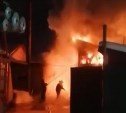На Сахалине пожарные сломали ворота и потушили гараж, пока хозяева спали