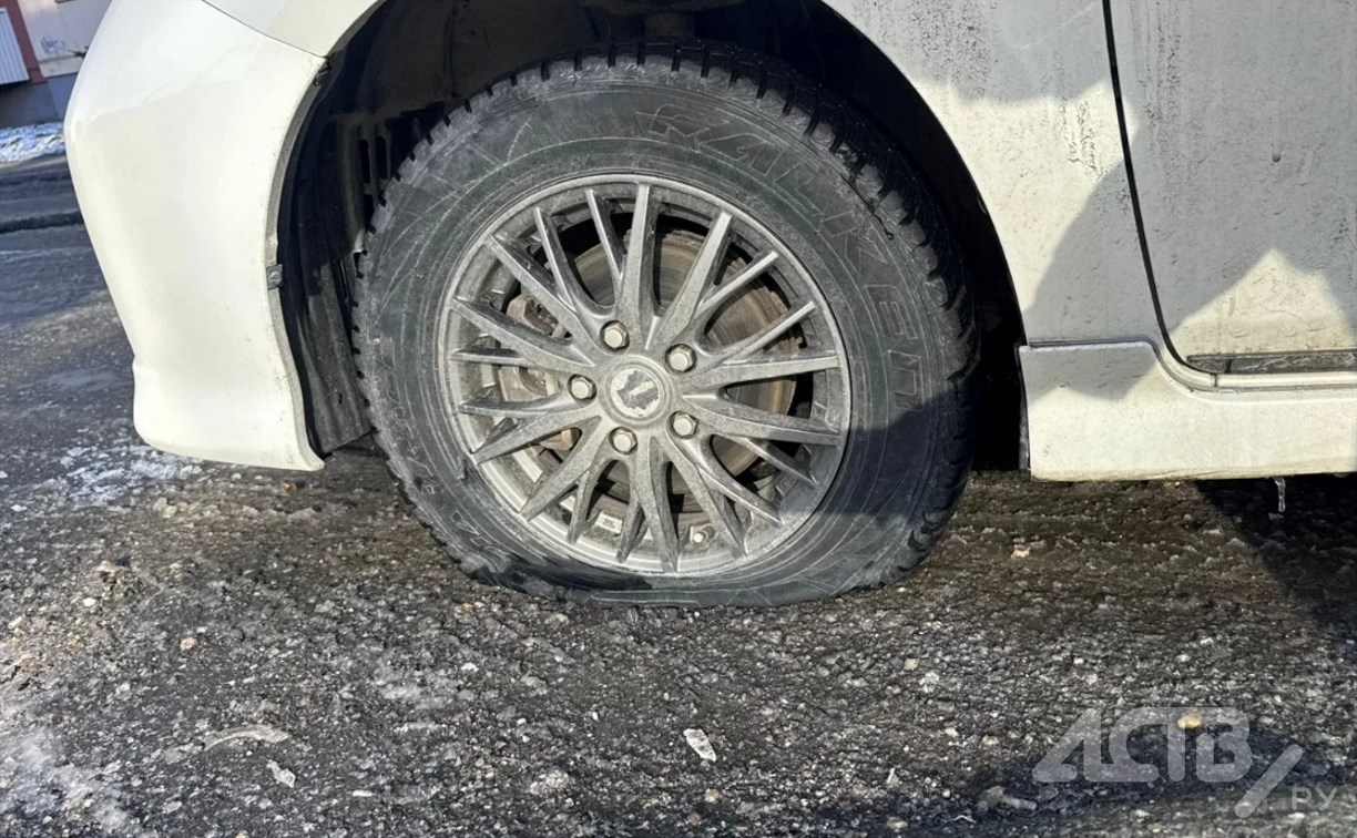 "Внимание, опасно": две машины за утро пробили колеса в одной яме в Южно-Сахалинске 