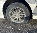 "Внимание, опасно": две машины за утро пробили колеса в одной яме в Южно-Сахалинске 
