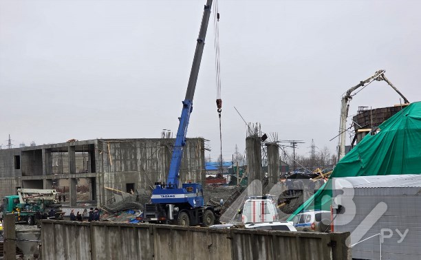 Появились первые кадры с места обрушения ангара в Южно-Сахалинске