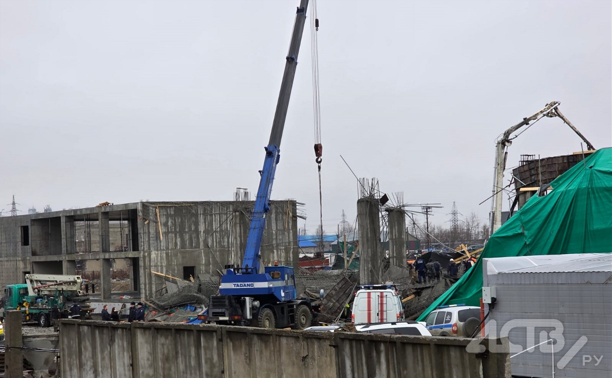 Появились первые кадры с места обрушения ангара в Южно-Сахалинске