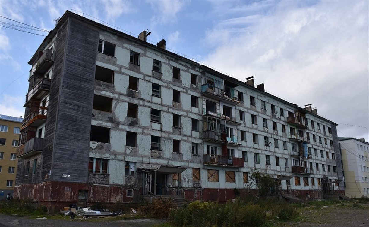 Власти Поронайска ищут компанию, которая снесёт аварийную пятиэтажку