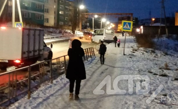 Жуткая гололедица покрыла дороги в Холмске: машины "кружат", автобус сошёл с маршрута