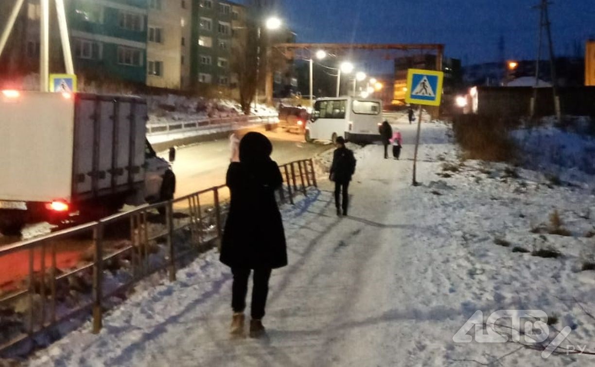 Жуткая гололедица покрыла дороги в Холмске: машины "кружат", автобус сошёл с маршрута
