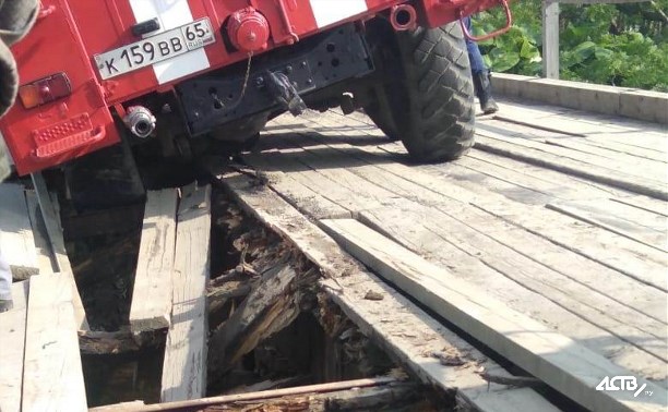 Старый мост в Чехове провалился под тяжестью пожарной машины