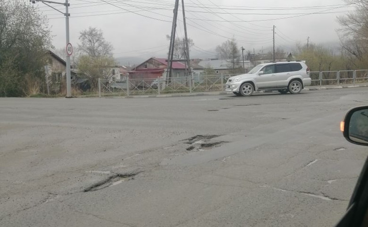 Разбитую улицу Фархутдинова в Южно-Сахалинске намерены отремонтировать летом