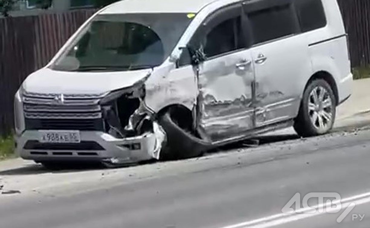 Жёсткая авария на улице Ленина в Южно-Сахалинске: от удара автомобиль потерял колесо